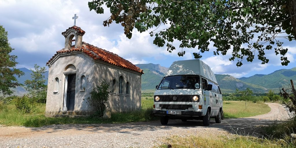 Kapelle entlang der SH75 in der Nähe von Ersekë