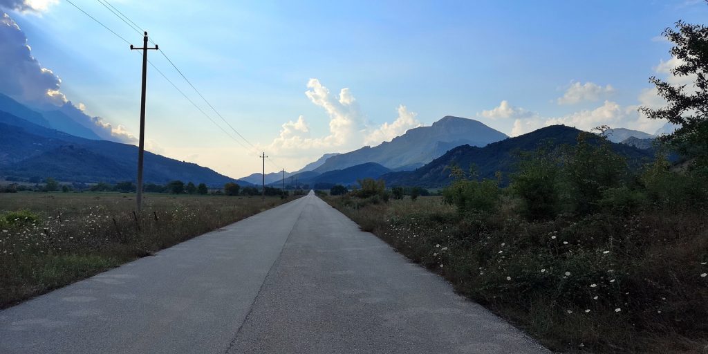 Internationale Straße von der griechischen Grenze nach Përmet