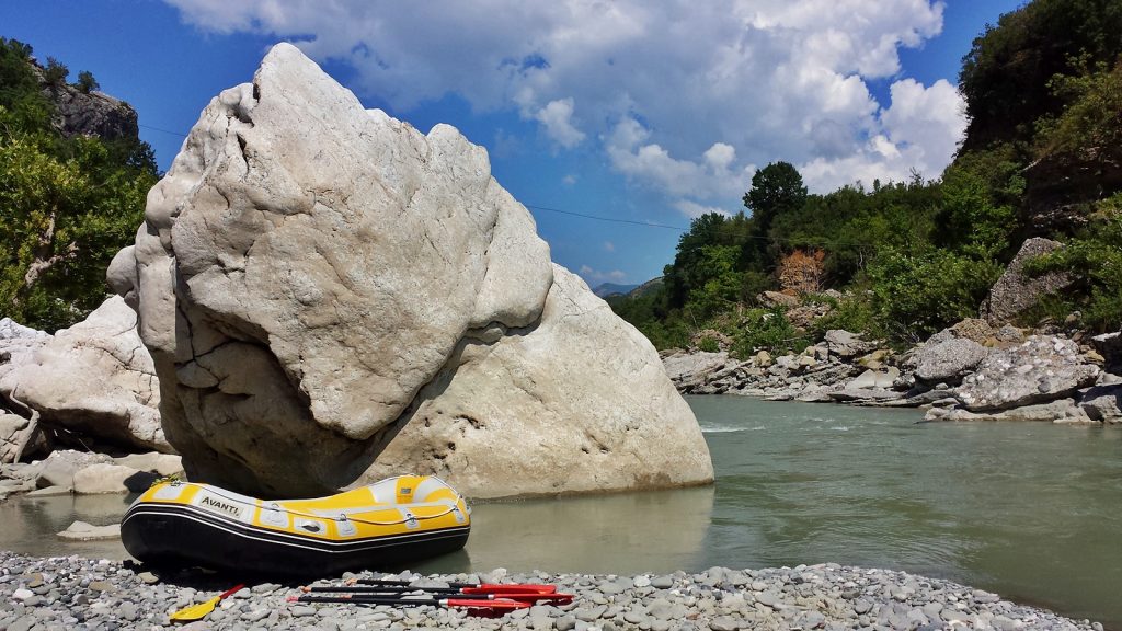 Kleine Pause auf der Rafting-Tour auf der Vjosa