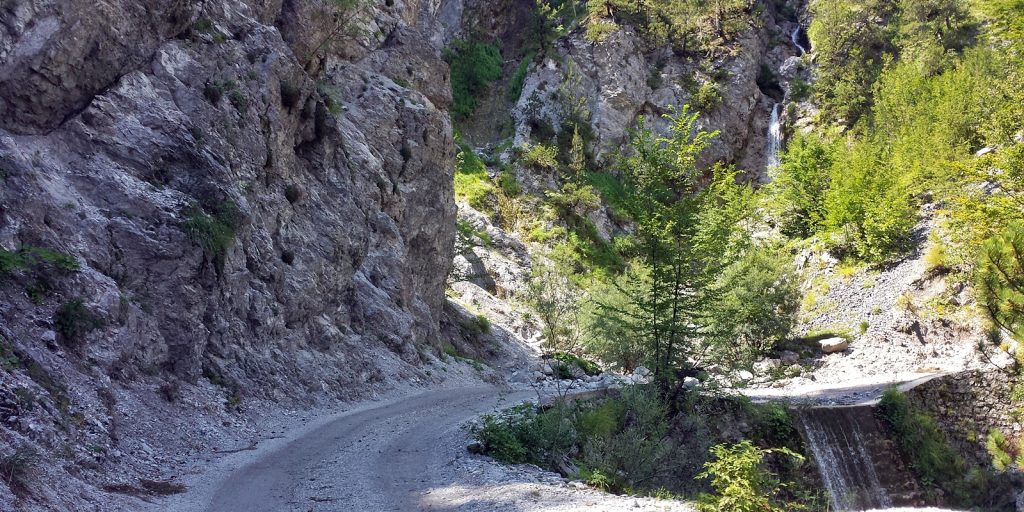 Diese Furt wird aus einem Wasserfall gebildet: Straße nach Theth