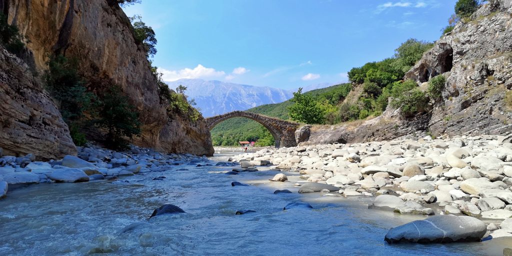 Eingang zur Lengarica-Schlucht durch die Katiut-Brücke