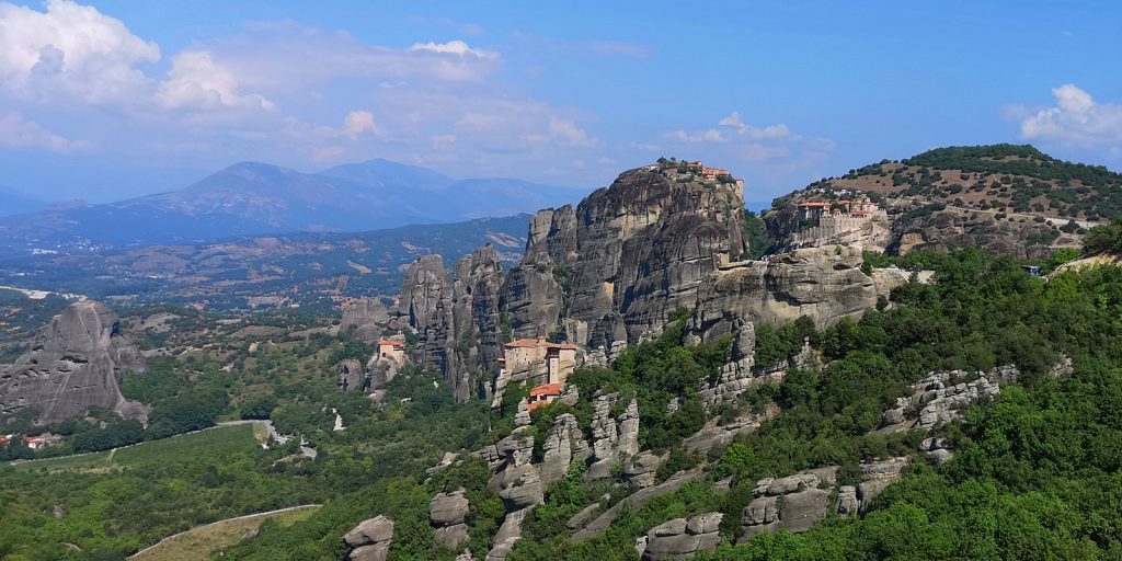 Klöster von links nach rechts: Agios Nikólaos Anapavás (Αγίου Νικολάου Αναπαυσά), Rousánou (Ρουσσάνου), Megálo Meteóro (Μεγάλου Μετεώρου) und Varlaám (Βαρλαάμ).