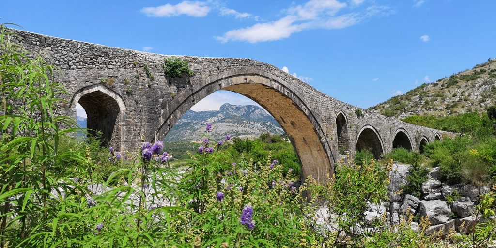 Osmanische Brücke Ura e Mesit, Shkodra, Albanien