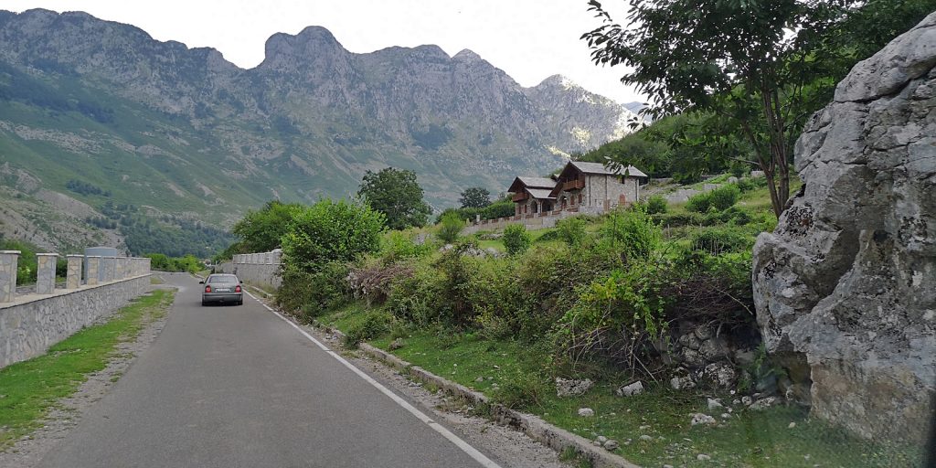 Könnte auch in der Schweiz sein: Straße nach Theth