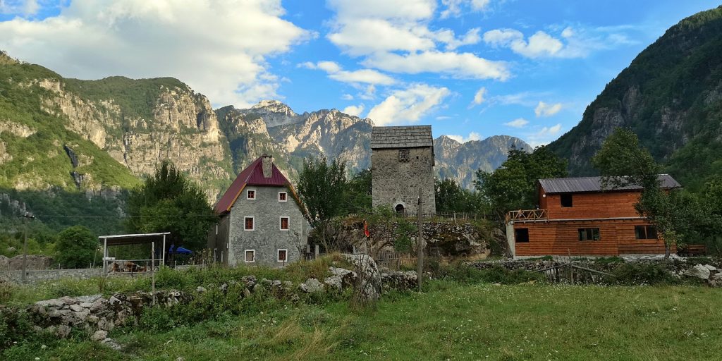 Neue Gebäude drängen sich ins Bild: Kulla-Turm, Theth