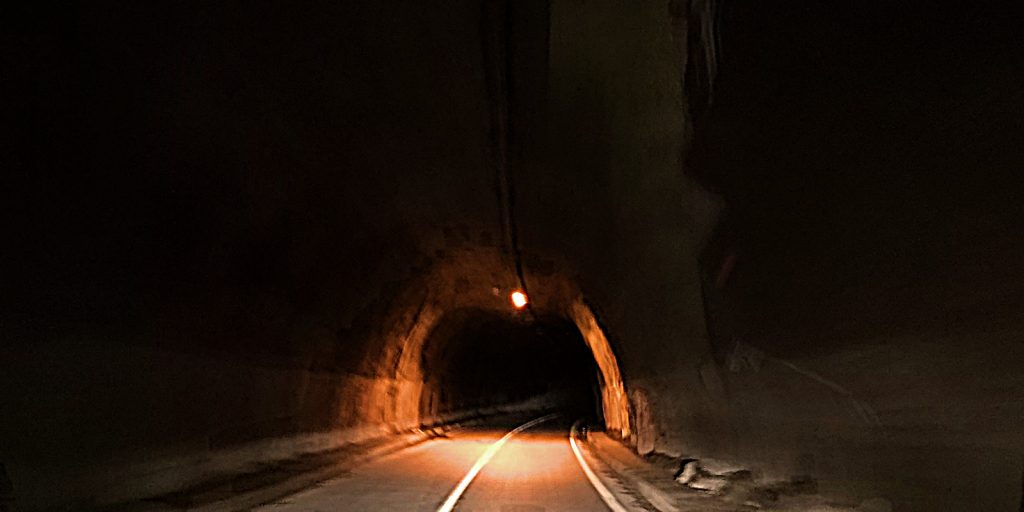 Eine Lampe auf 500 Meter Tunnel: M-18