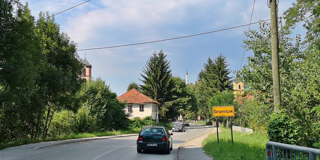 Zwei Kirchen und eine Moschee in Gromiljak