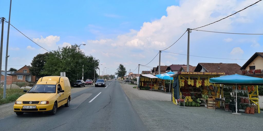 Obst- und Gemüsestände säumen die Straße nach Gradiška