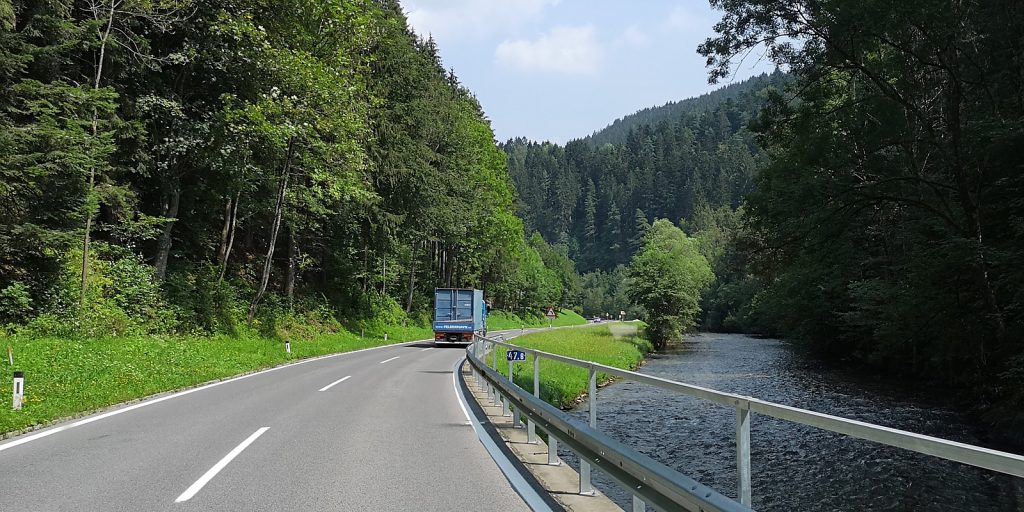 Landschaftlich schöne B72 entlang des Flusses Feistritz