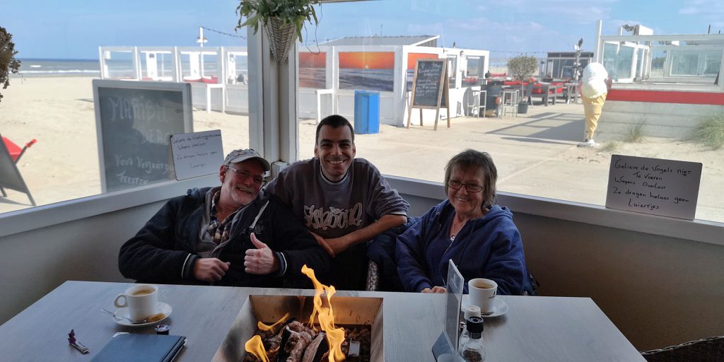 Strandcafé mit Tischfeuer in Hoek van Holland