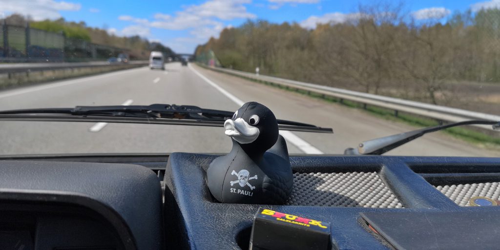 FC Sankt Pauli Badeente auf der Autobahn