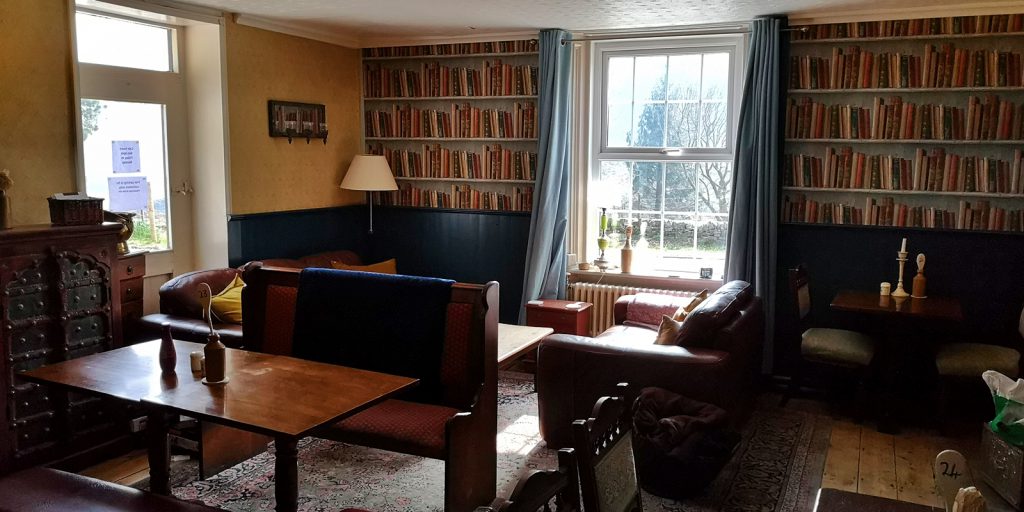 Interieur des gemütlichen Snake Pass Inn mit Bücherregal-Fototapete