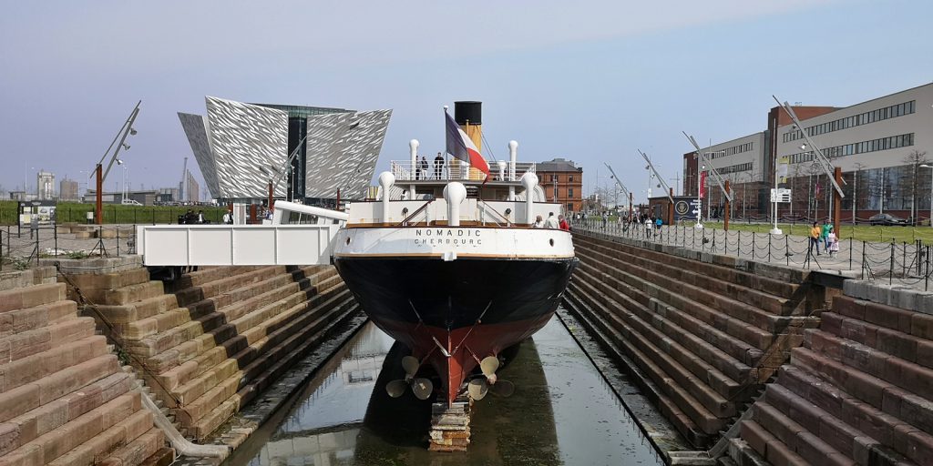 SS Nomadic, im Hintergrund Titanic Belfast