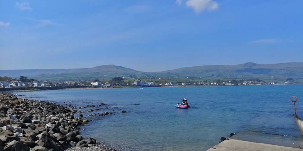 Gummiboot und Jetski: Ballygally