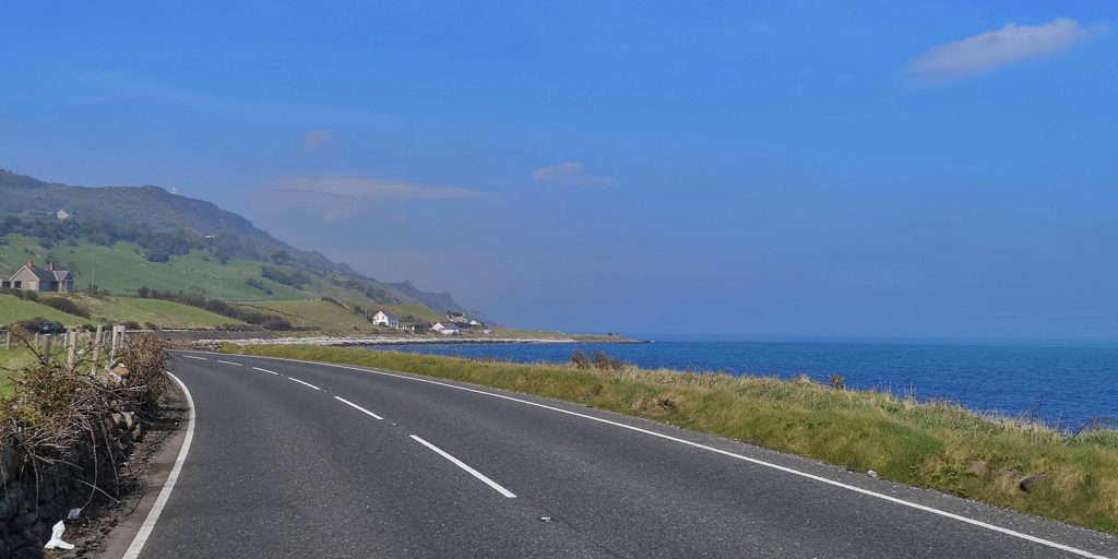 Entlang der Causeway Coastal Route zwischen Ballygally und Carnlough