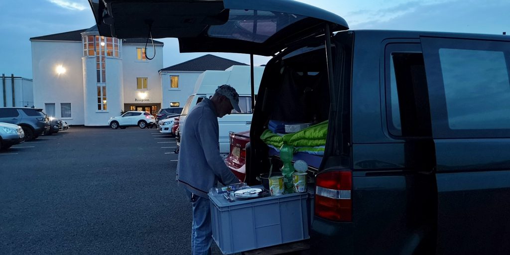 Abendessen auf dem Hotelparkplatz