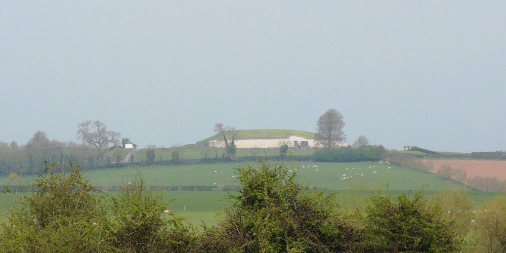 Newgrange aus der Ferne