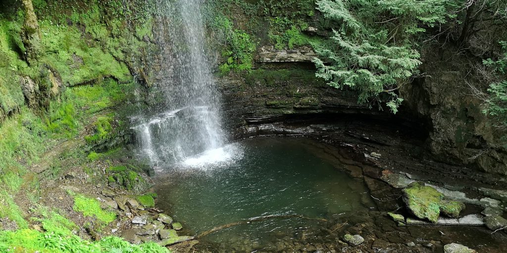 Der Glencar Wasserfall hat eine Fallhöhe von rund 15 Metern