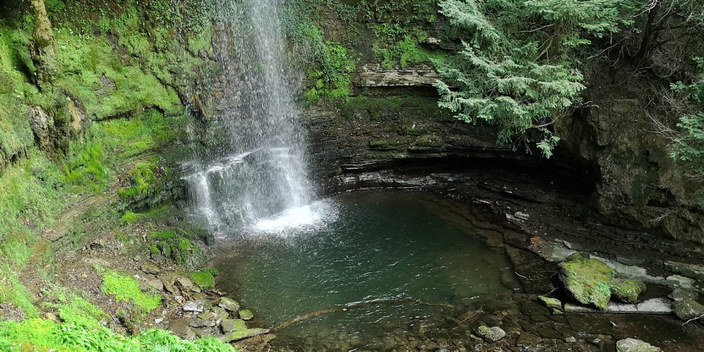 Der Glencar Wasserfall hat eine Fallhöhe von rund 15 Metern