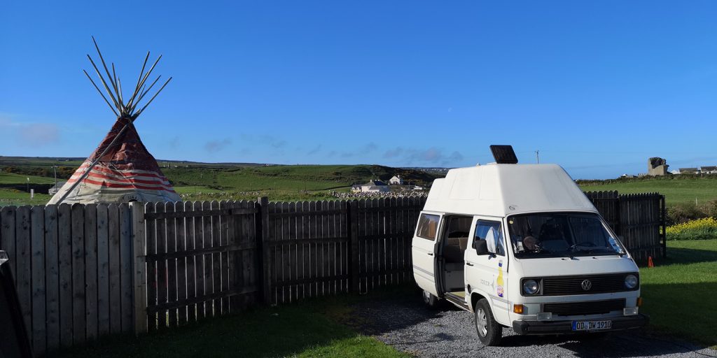 Morgenstimmung mit Wigwam auf dem Campingplatz in Doolin