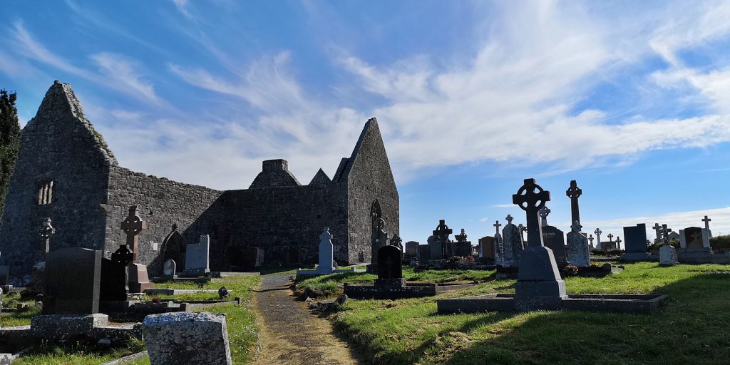 Reste der Kathedrale mit dem noch aktiven Friedhof