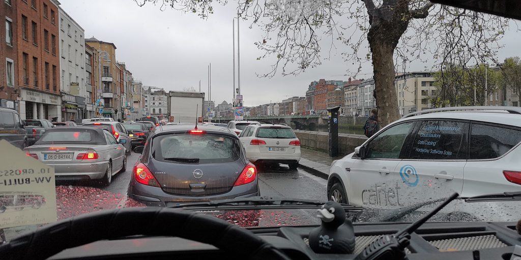 Täglicher Verkehrskollaps in Dublin, rechts das Temple Bar Viertel