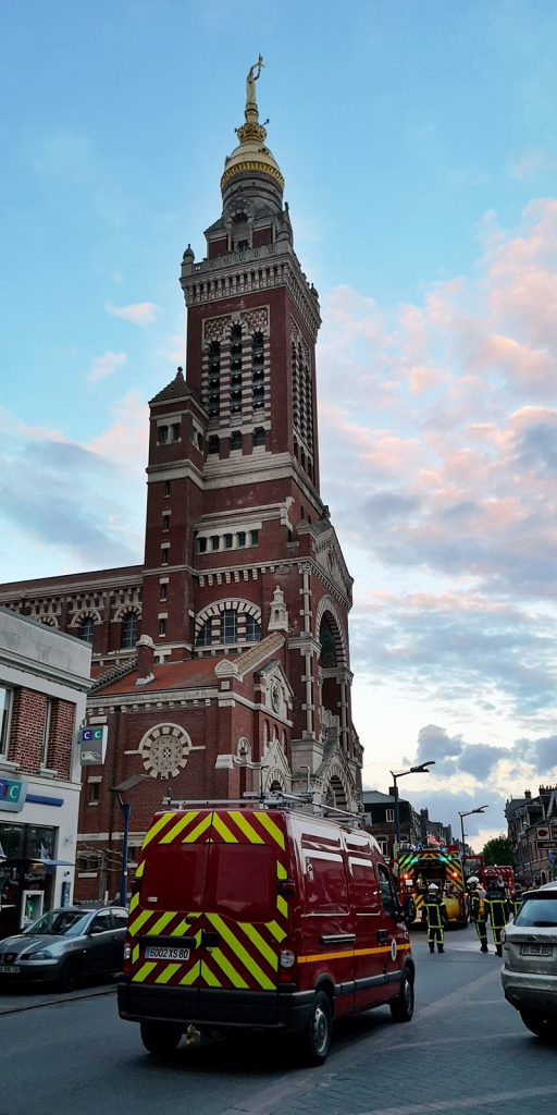 Feuer in der Basilika Notre-Dame de Brebières