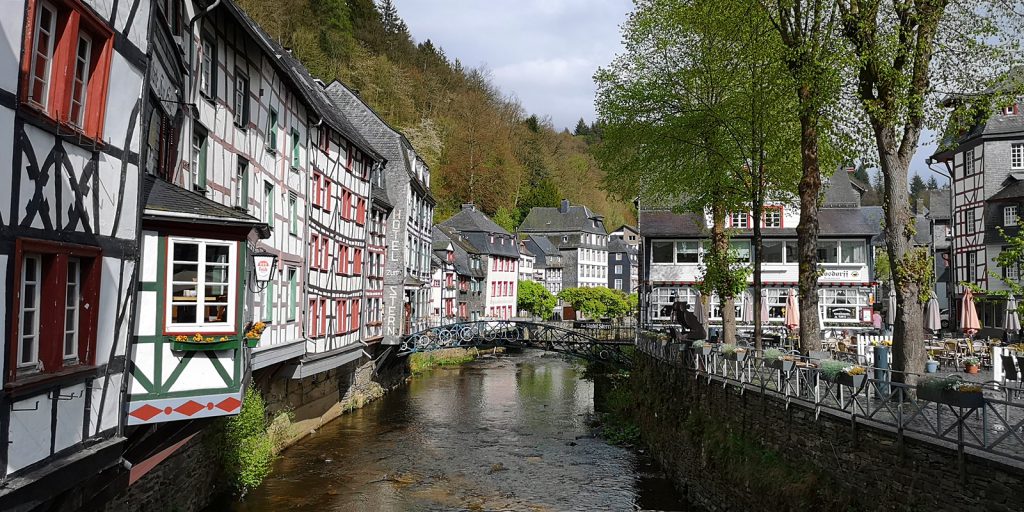 Monschau mit Rur und Marktplatz (rechts)