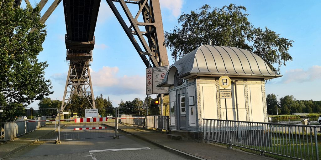 Schwebefähr-Terminal Rendsburger Seite, die Fähre ist derzeit abgehängt