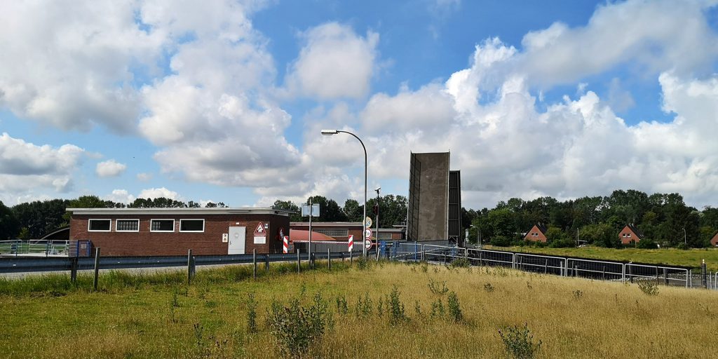 Ostesperrwerk, montags und freitags bleibt die Brücke unpassierbar.