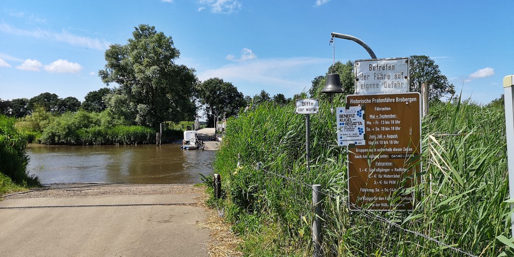 Hinweistafel und Glocke der Prahmfähre Brobergen