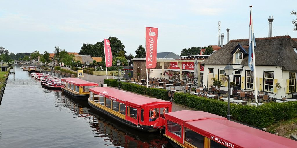 Verbindungskanal mit Touristenbooten, Giethoorn