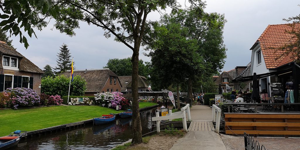 Kleine Läden entlang der Dorfgracht