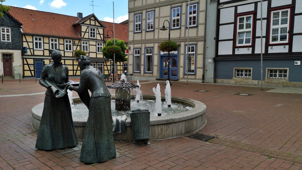 "Die Leinenweberinnen", Marktplatz Lüchow (Wendland)