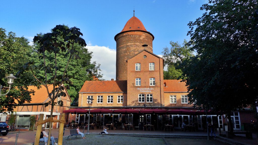 Marionettentheater Dannenberg, im Hintergrund der Waldemarturm