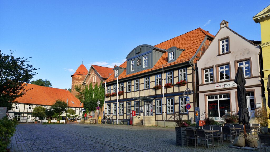 Rathaus Dannenberg, im Hintergrund der Waldemarturm