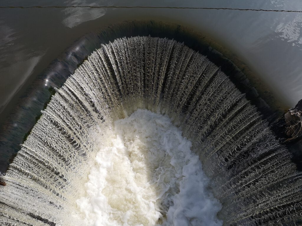 Hufeisenförmige Staustufe am Reinbeker Mühlenteich