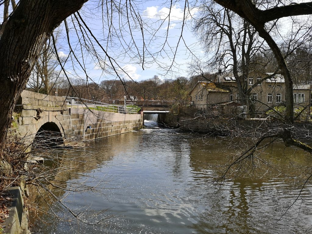 Beginn des Mittellaufes mit der Dänenbrücke auf der linken Seite.