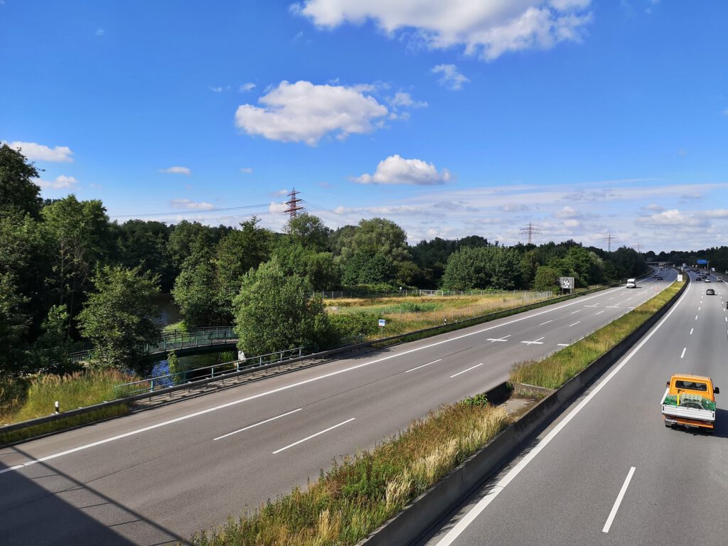 Bei Billwerder kreuzt die Autobahn A1 die Bille.