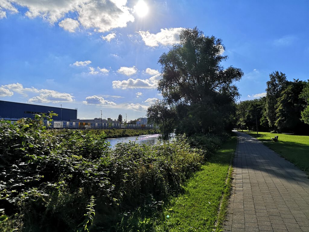 Zwischen Industrie und Bundesstraße 5