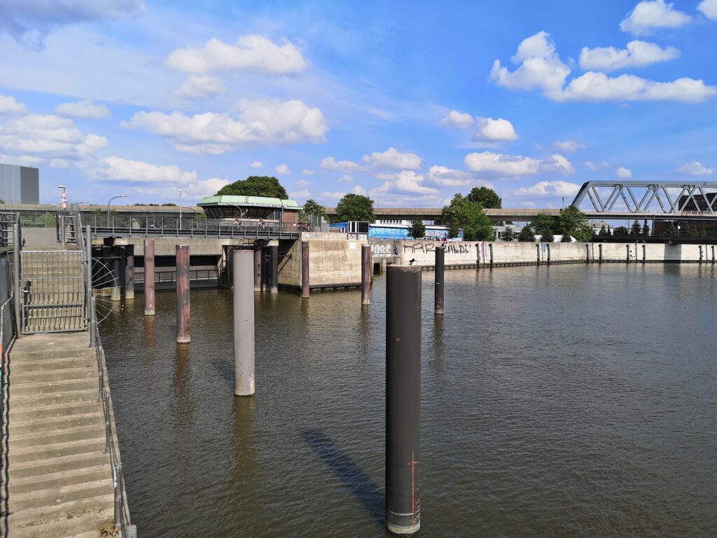 Hier mündet die Bille in den Billhafen und den Oberhafenkanal