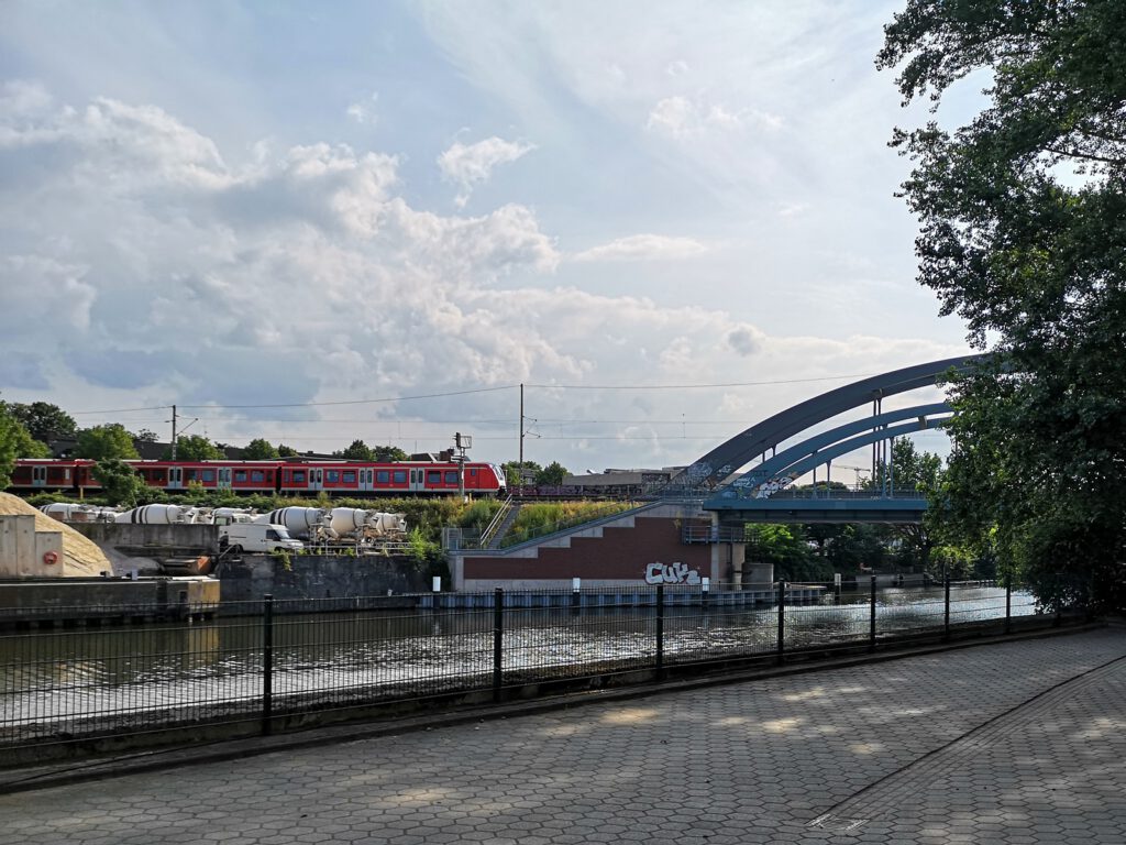 Ein letztes Mal quert die Bille die Bahnstrecke nach Berlin