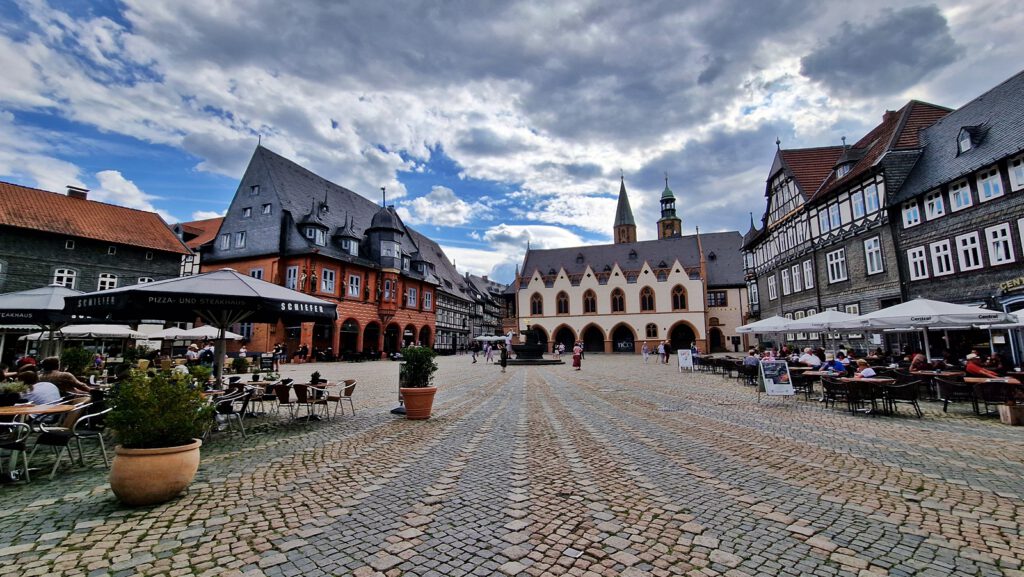 Marktplatz mit Kaiserworth und Rathaus