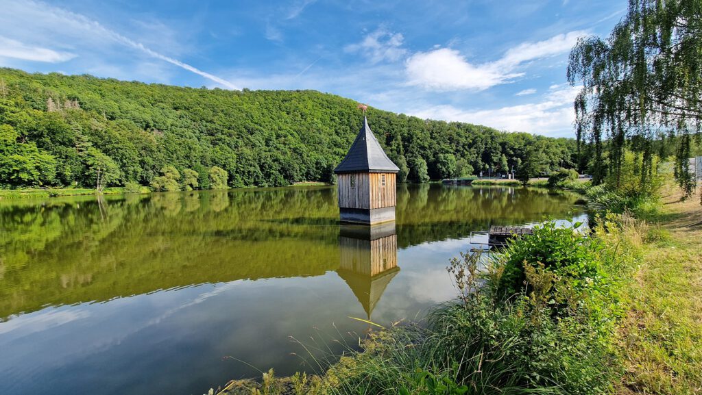 Nieder-Werbe Kirchturm im Wasser