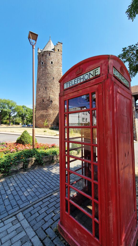 Britisches Telefon und Grauer Turm