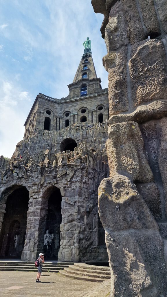 Götter in der Grotte