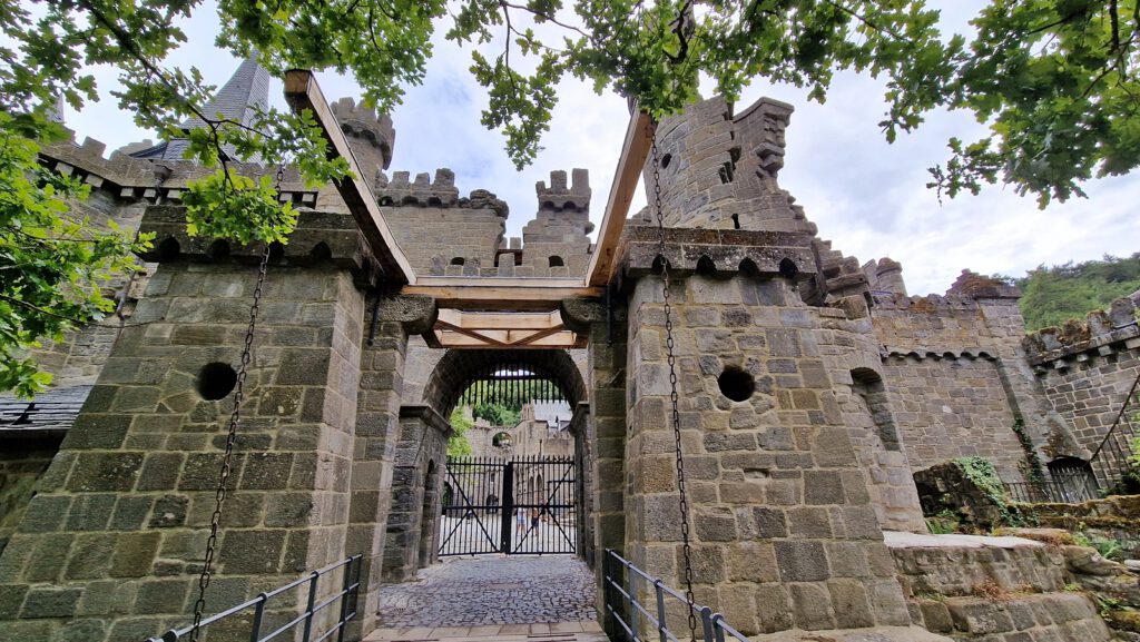 Zugbrücke der Löwenburg im Bergpark Wilhelmshöhe