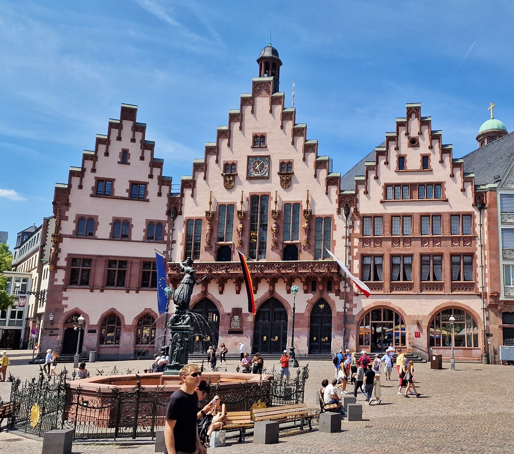 Rathaus mit Gerechtigkeitsbrunnen