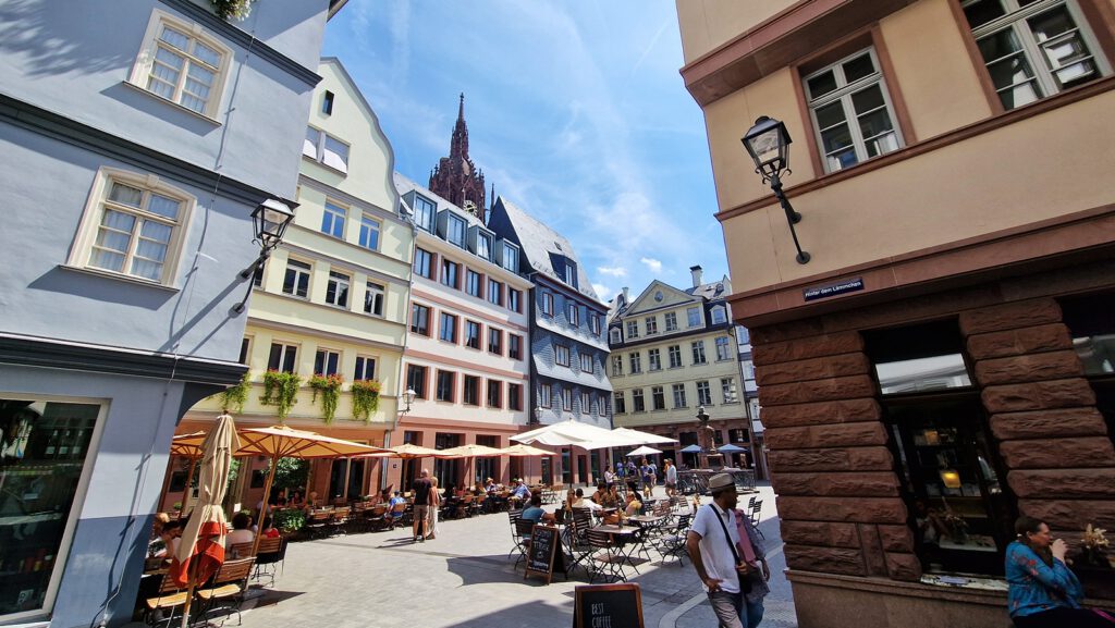 Hühnermarkt, im Hintergrund der Dom