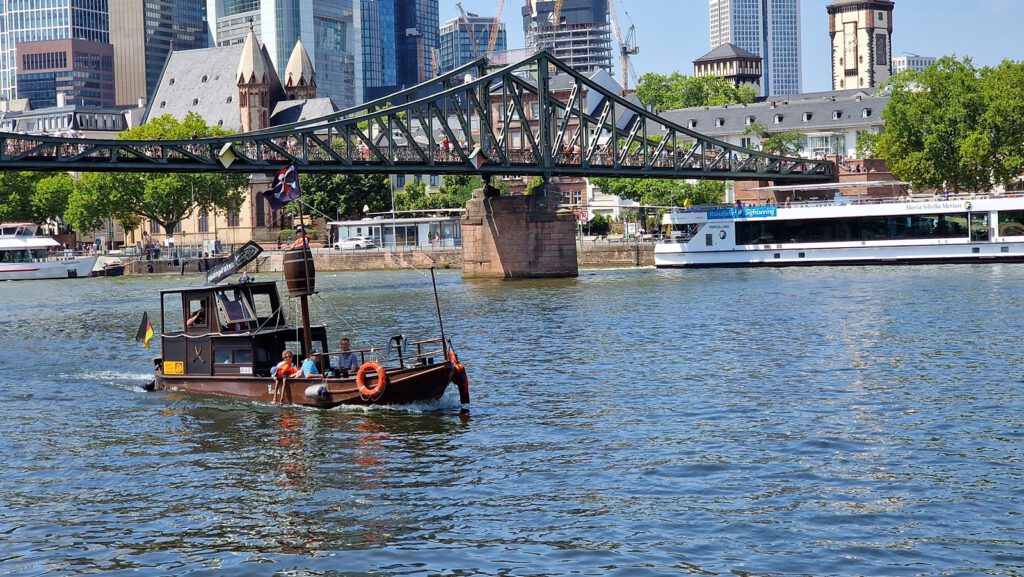 Piraten unter dem Eisernen Steg